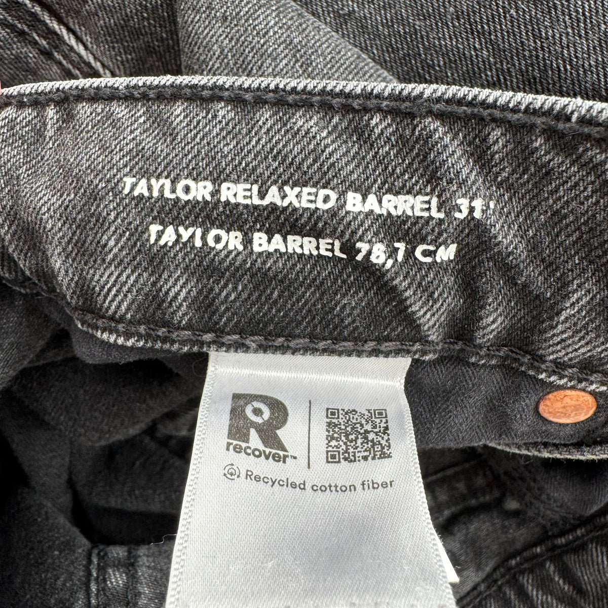 DL1961 "Taylor Relaxed Barrel 31" Jeans in "Nightshade", size 29