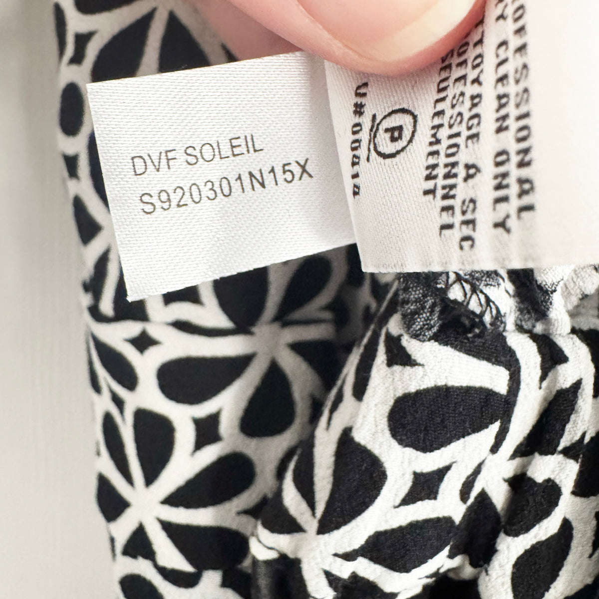 Robe en dentelle noire DVF, taille 8