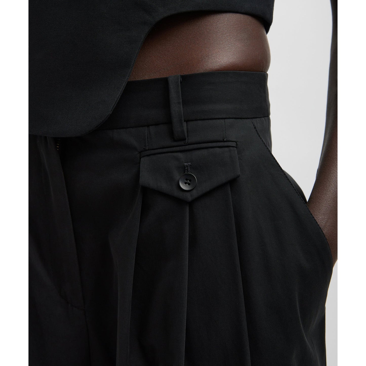 Tibi Bio Twill Triple Pleat Cropped Pant in Black, size 6