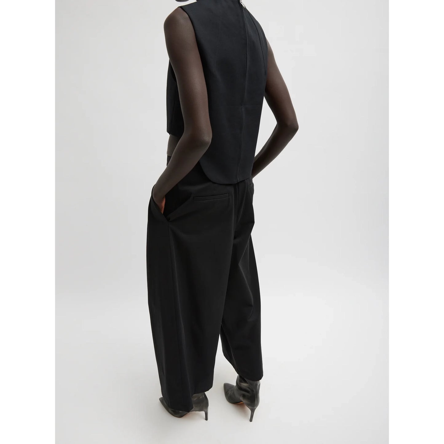 Tibi Bio Twill Triple Pleat Cropped Pant in Black, size 6