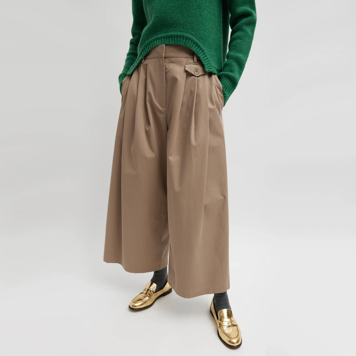 Tibi Bio Twill Triple Pleat Cropped Pant in "Vintage Khaki", size 12