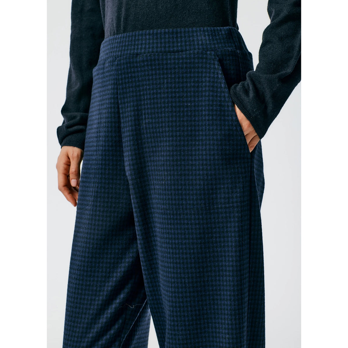 Tibi Camille Check Kat Sculpted Pull On Pant in Navy, size Large