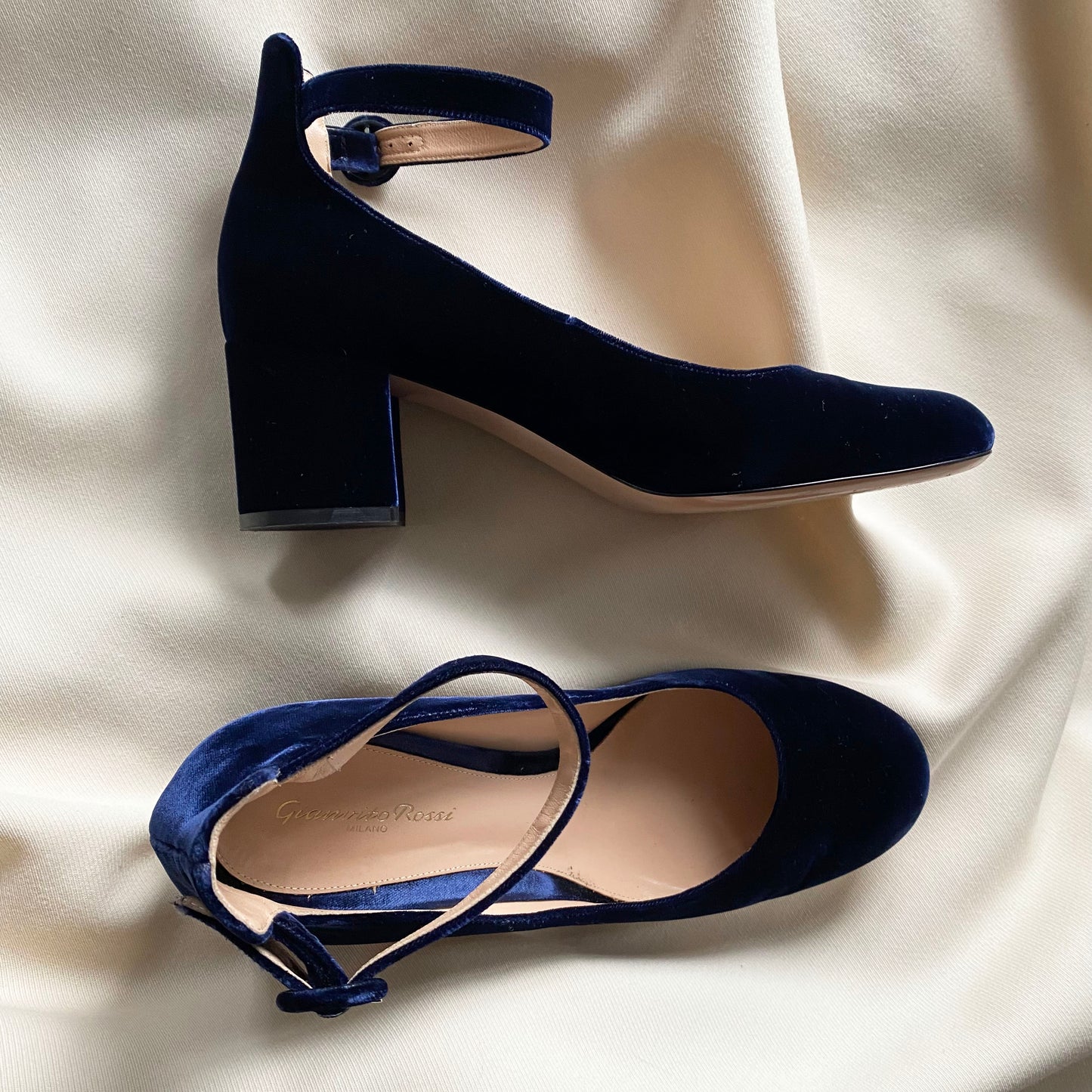 Gianvito Rossi Navy Velvet Mary Janes, taille 42 (convient à 11/11,5)