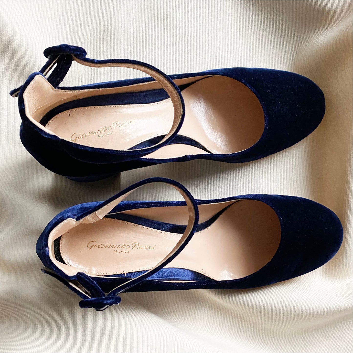 Gianvito Rossi Navy Velvet Mary Janes, taille 42 (convient à 11/11,5)