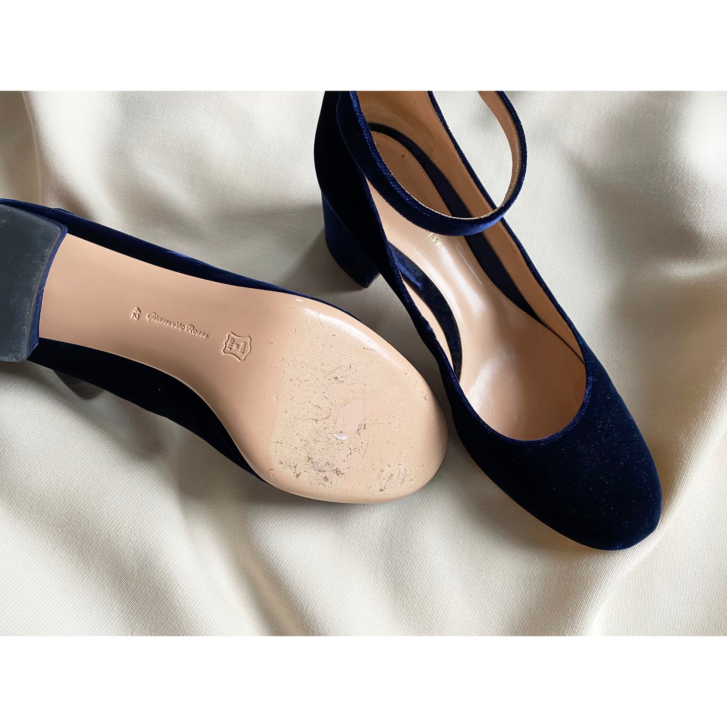 Gianvito Rossi Navy Velvet Mary Janes, taille 42 (convient à 11/11,5)