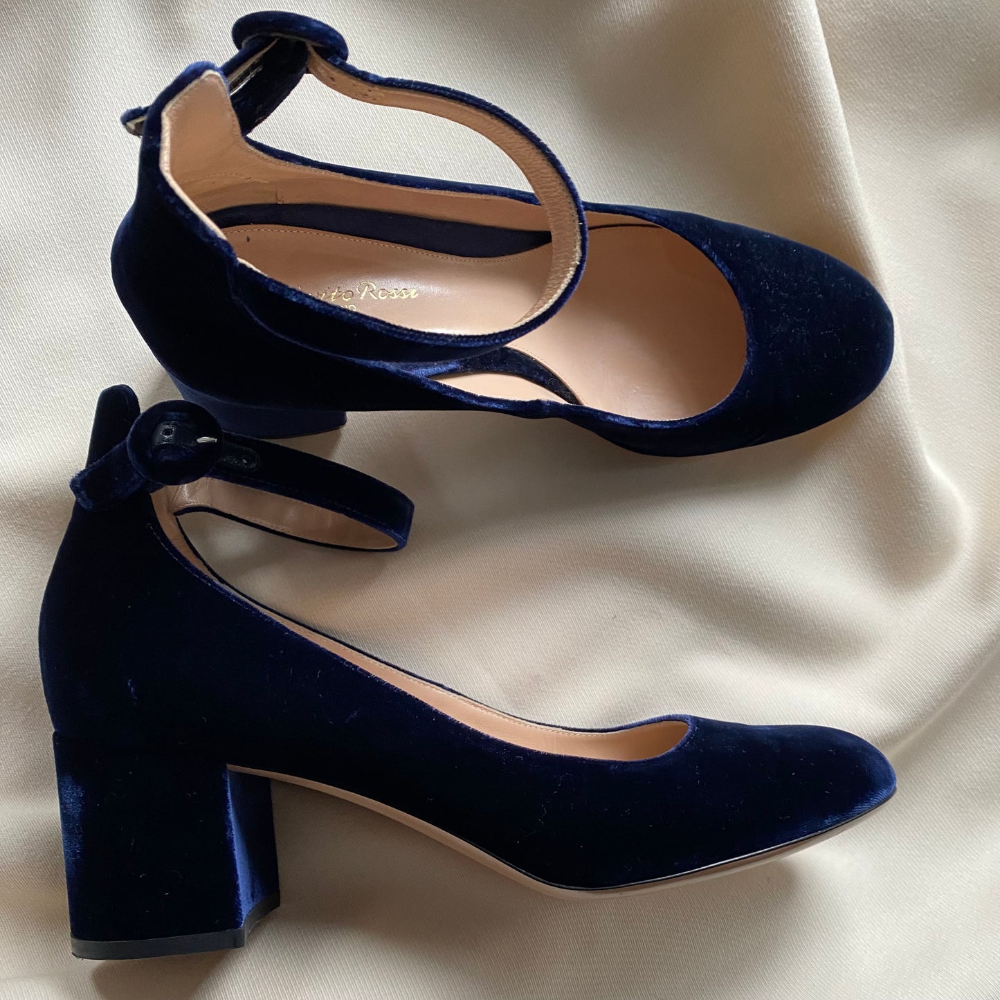 Gianvito Rossi Navy Velvet Mary Janes, taille 42 (convient à 11/11,5)