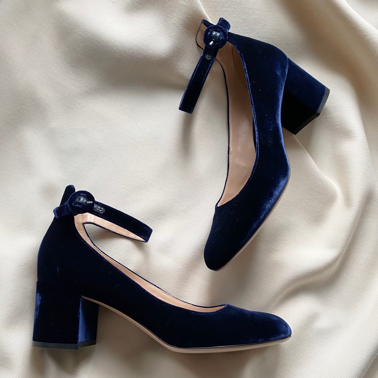 Gianvito Rossi Navy Velvet Mary Janes, taille 42 (convient à 11/11,5)