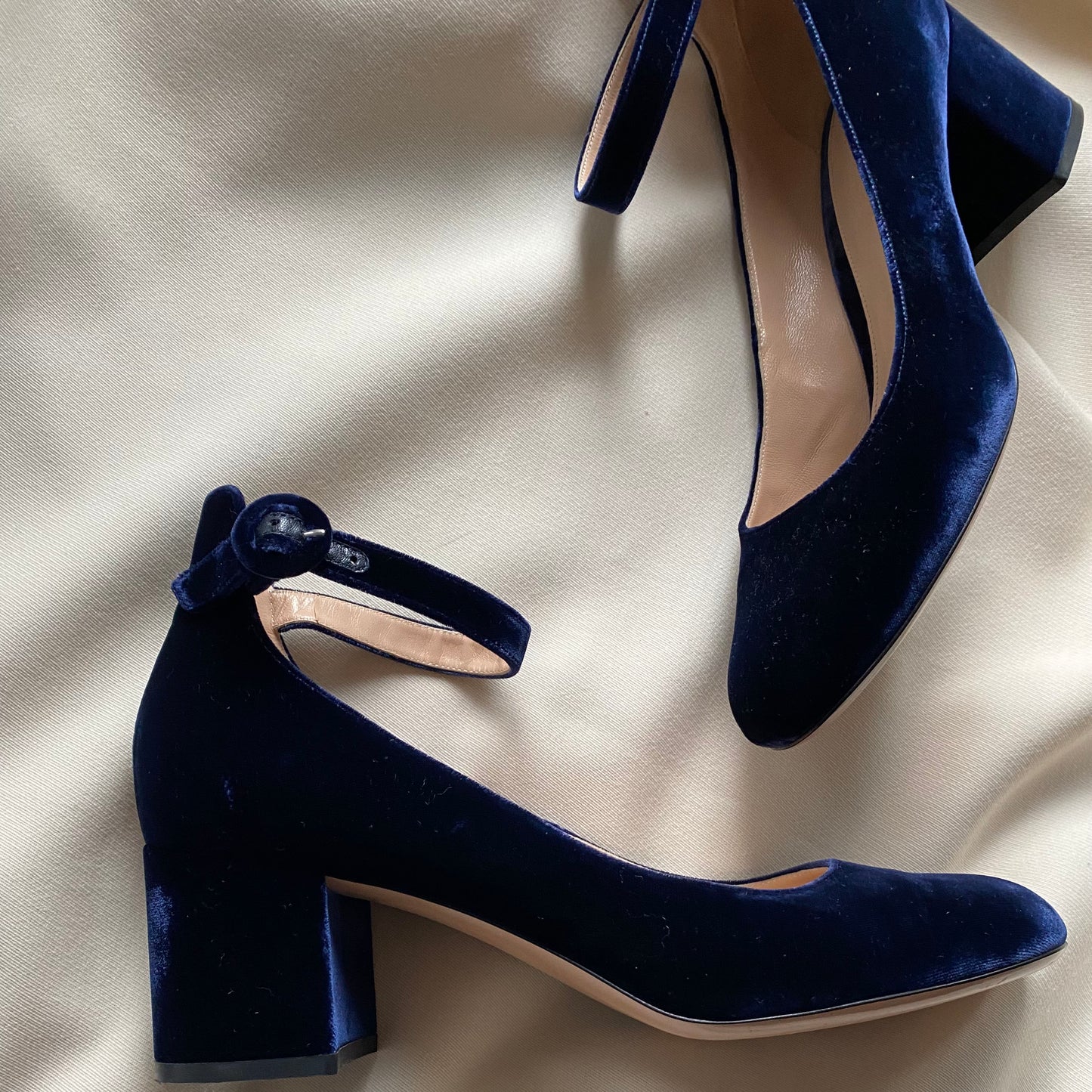 Gianvito Rossi Navy Velvet Mary Janes, taille 42 (convient à 11/11,5)