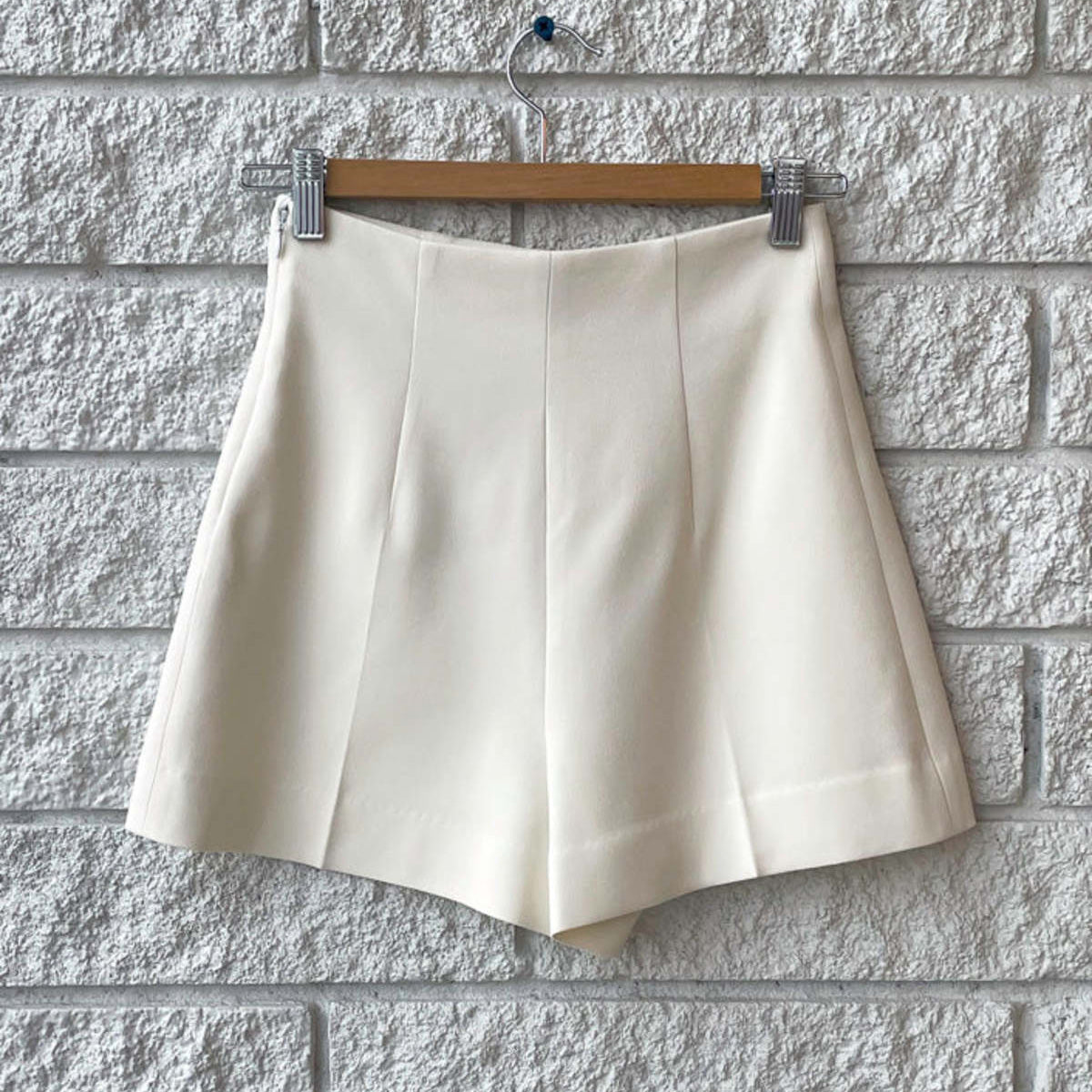 Vanessa Bruno Ivory Crepe Shorts, size 36 (like a 25 in denim)