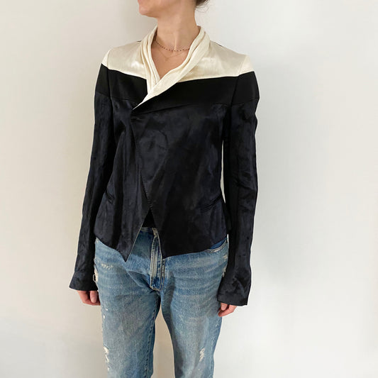 Veste de smoking courte Haider Ackermann en satin froissé noir/ivoire avec revers d'épaule contrasté, taille 40FR (comme une taille 6)