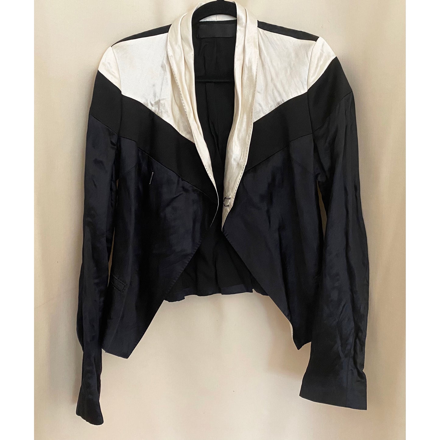 Haider Ackermann cropped black/Ivory crinkle satin tuxedo jacket with contrasting shoulder lapel, size 40FR (like a size 6)