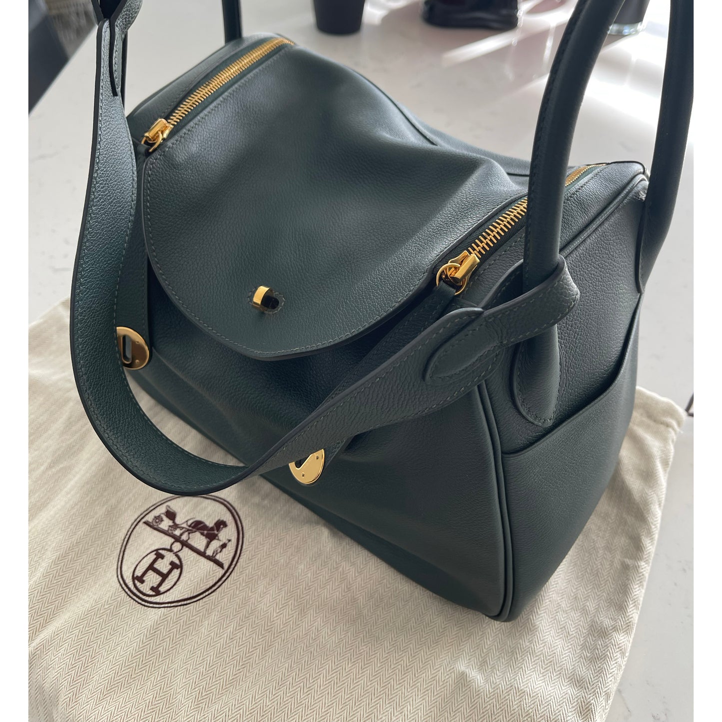 Sac Hermes "Lindy 30" en cuir Clémence vert foncé