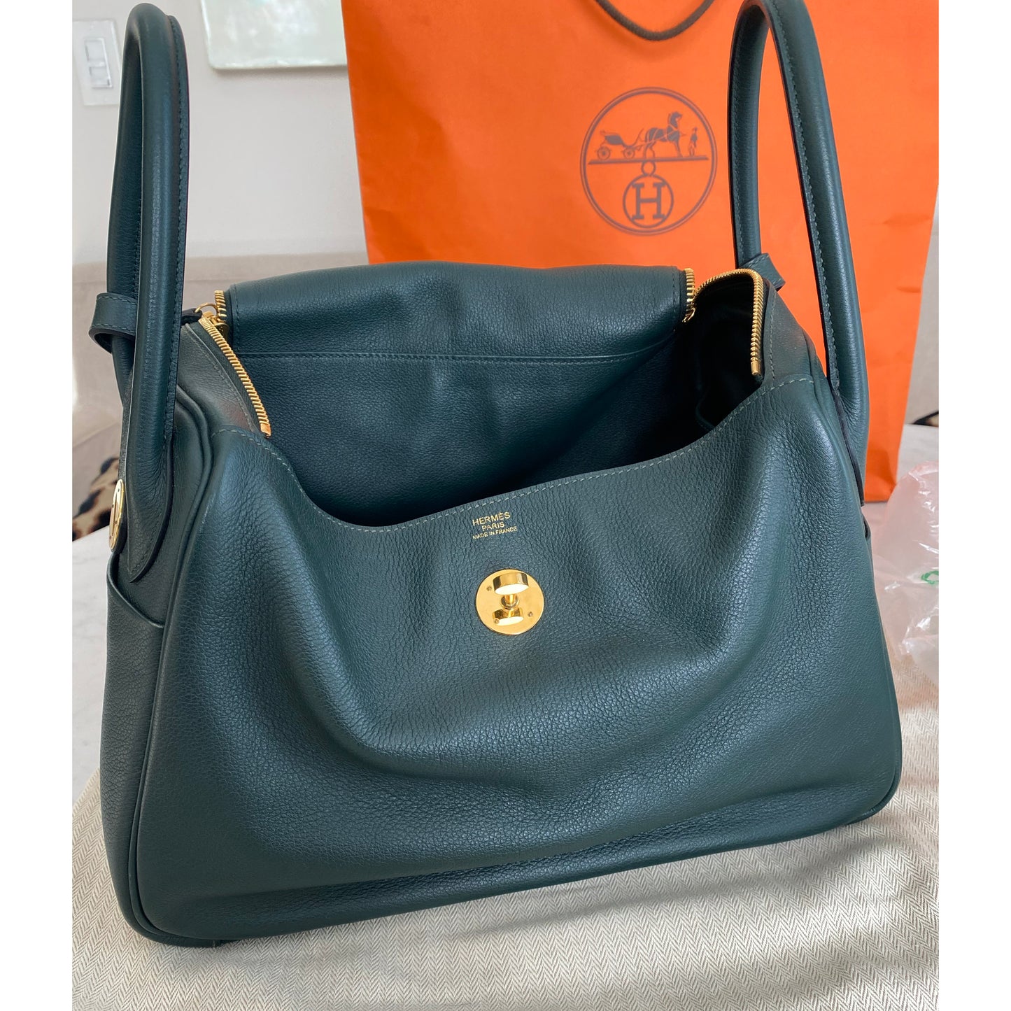 Sac Hermes "Lindy 30" en cuir Clémence vert foncé