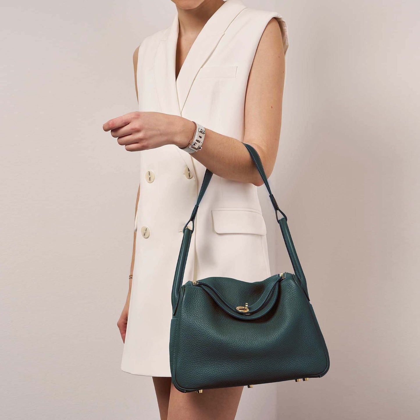 Sac Hermes "Lindy 30" en cuir Clémence vert foncé