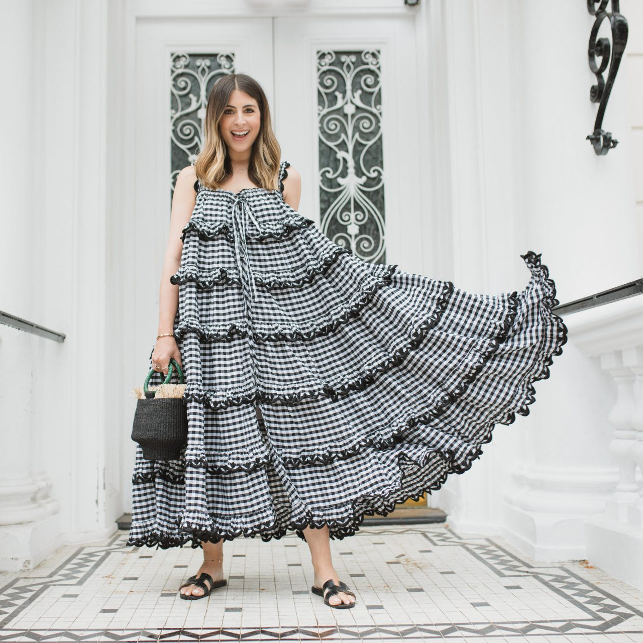 Innika Choo Robe smockée festonnée à volants en vichy noir, taille « 2 » (alias moyen)