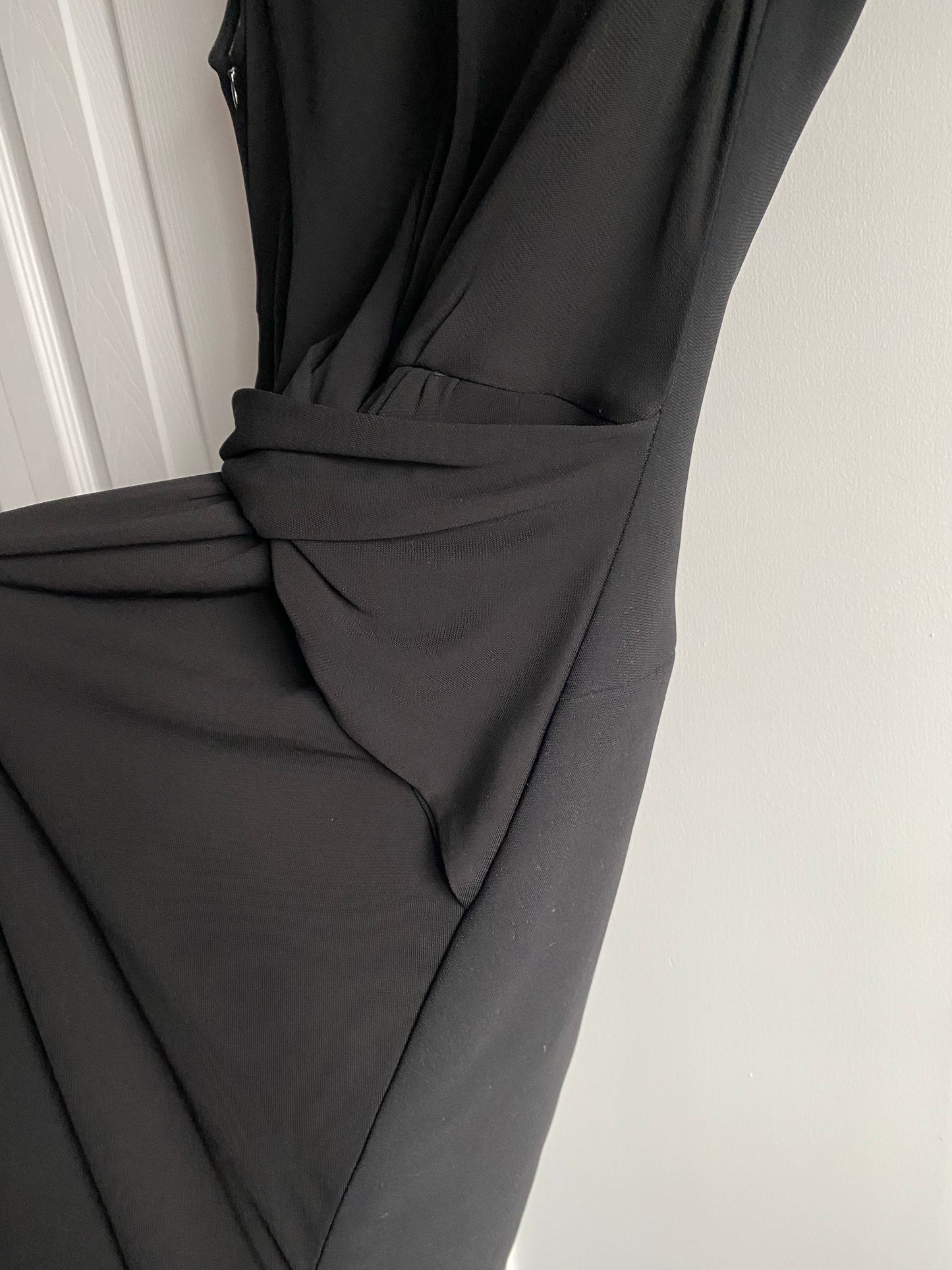 Robe torsadée sur le devant en jersey noir Issa London, taille 8 (convient comme la taille 6)