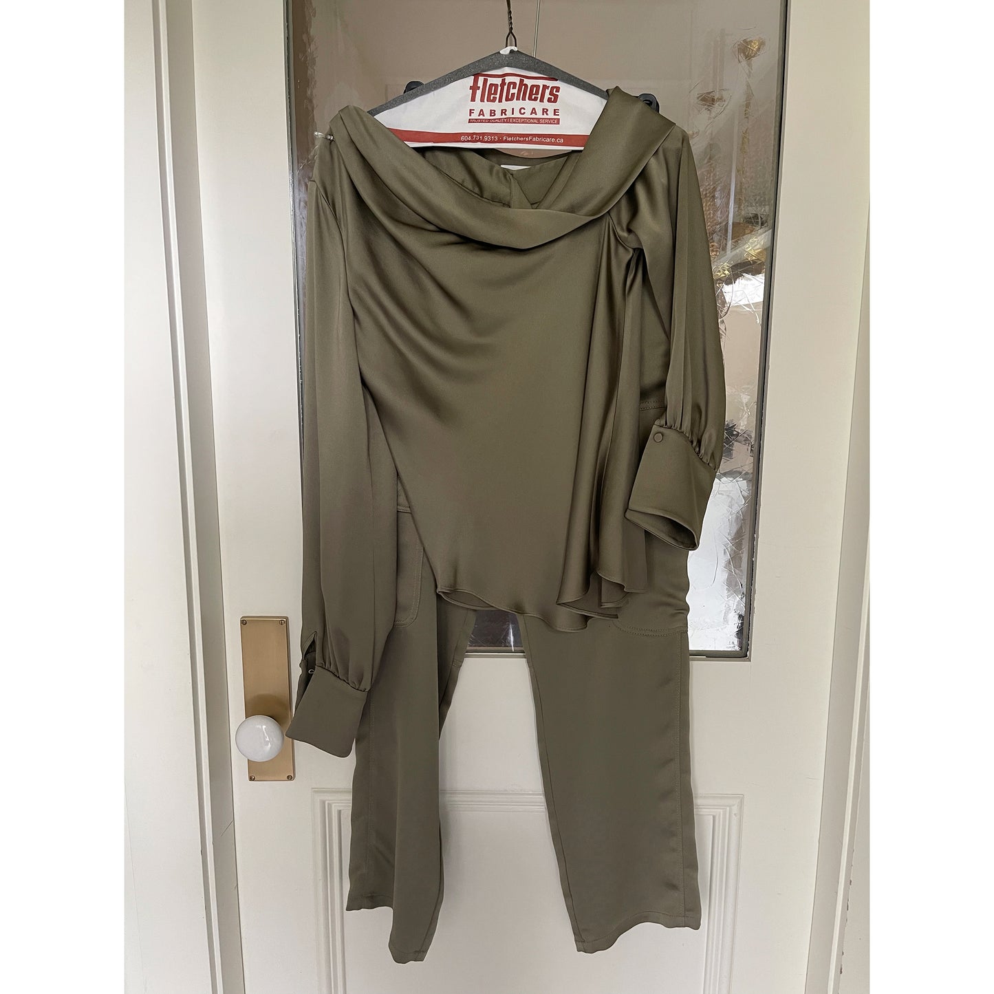 Jonathan Simkhai Satin Off the Shoulder Top (taille petite) et Cargo Pant (taille 6 - convient comme 4/6)