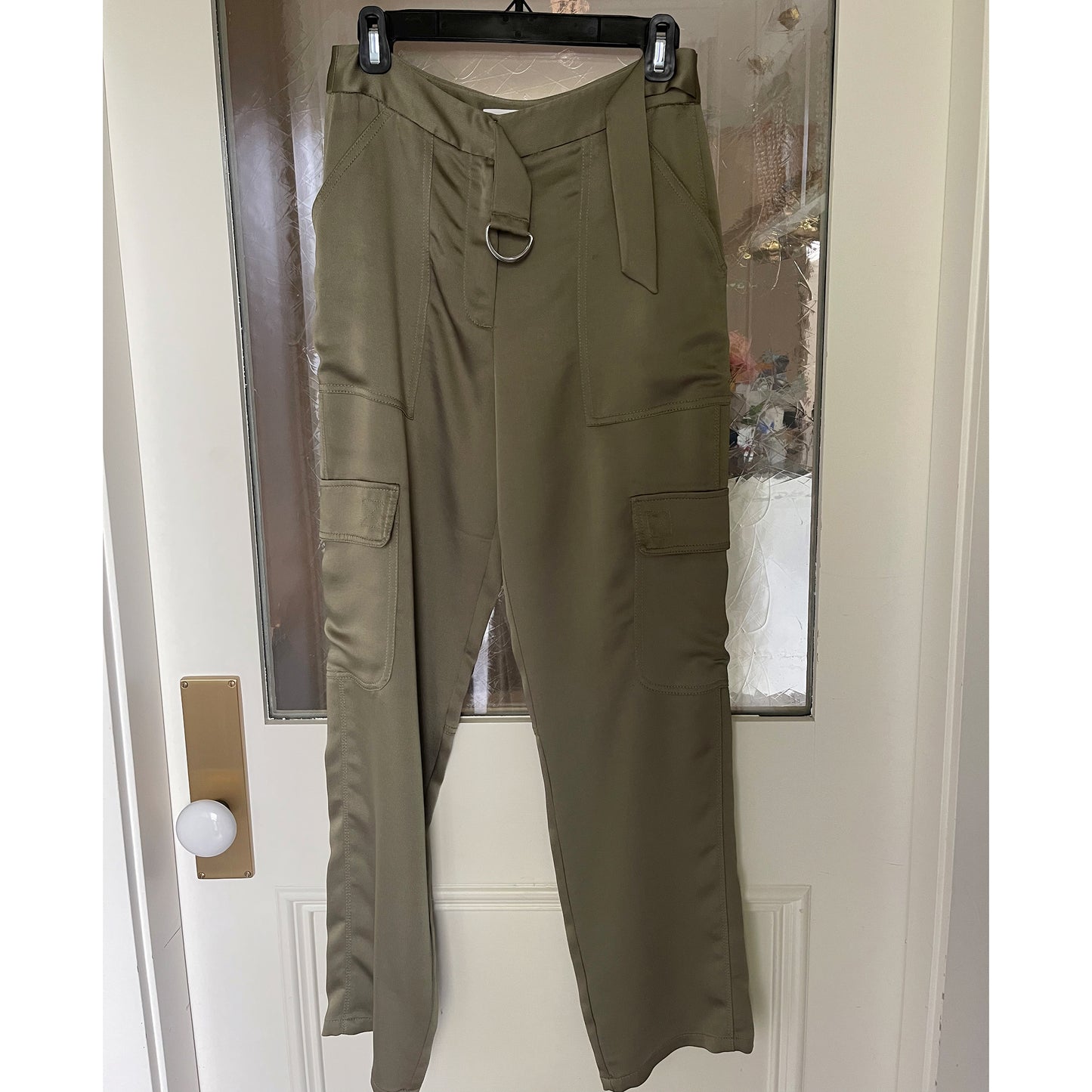 Jonathan Simkhai Satin Off the Shoulder Top (taille petite) et Cargo Pant (taille 6 - convient comme 4/6)