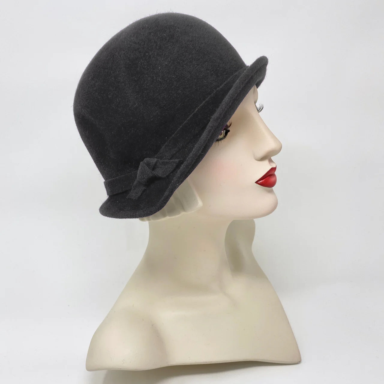 Chapeau cloche en laine gris anthracite Lilliput, convient à la taille moyenne.