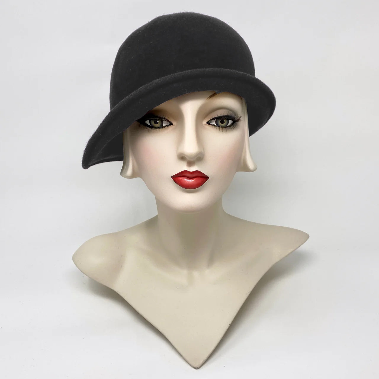 Chapeau cloche en laine gris anthracite Lilliput, convient à la taille moyenne.