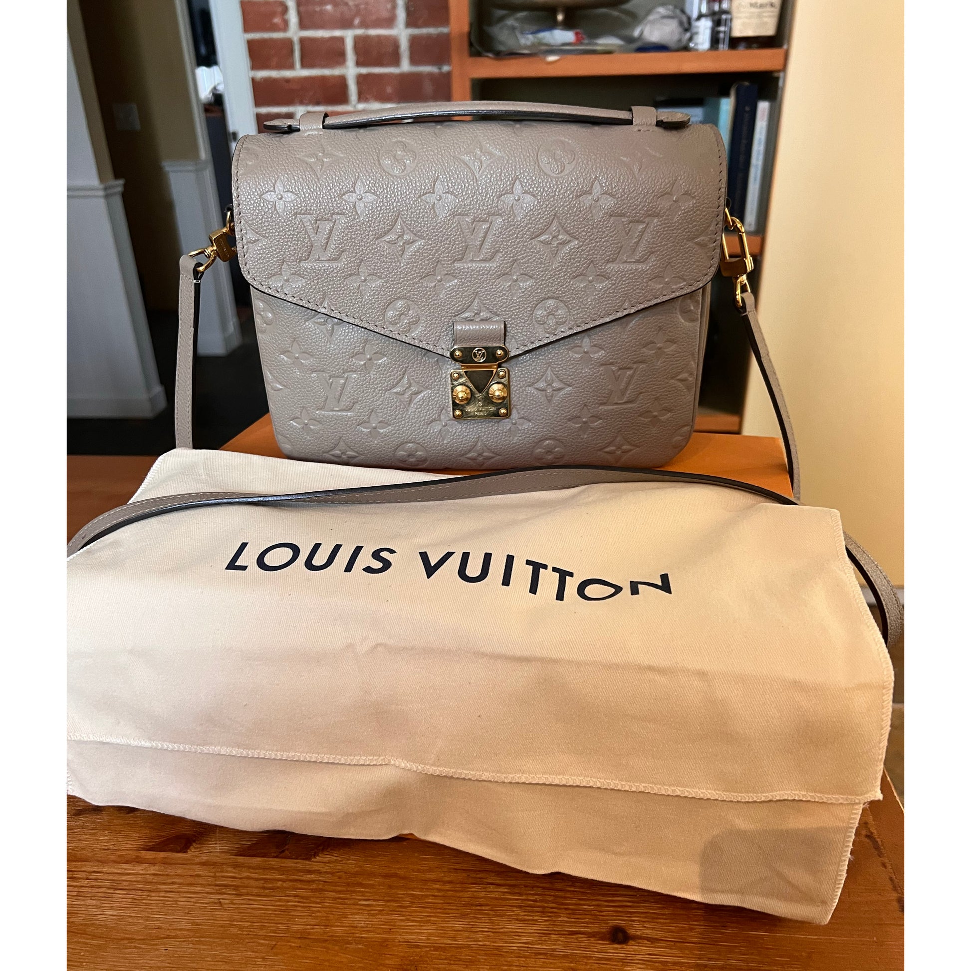 Louis Vuitton Empreinte Pochette Metis in Turtledove – The Sequel Sale