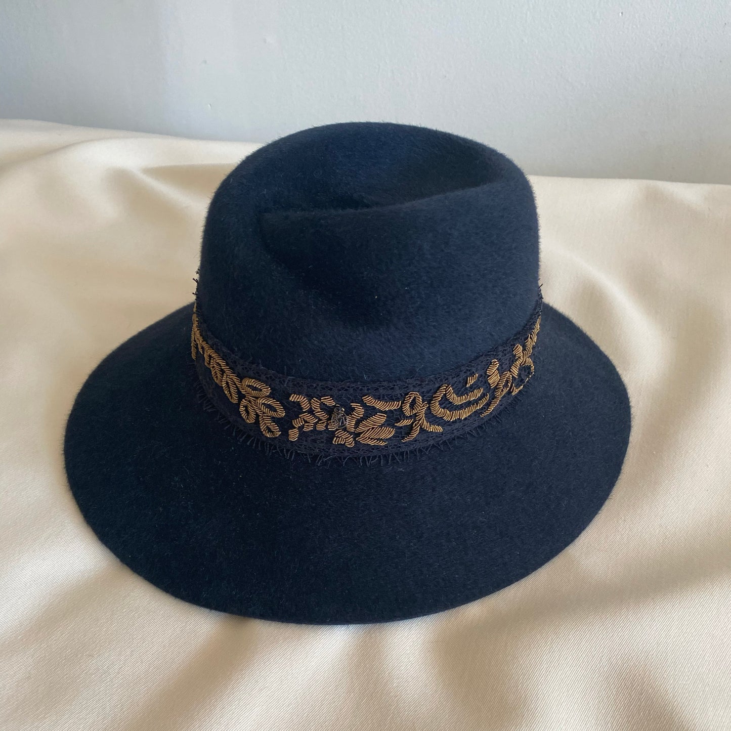 Chapeau « Virginie » en fourrure de castor bleu marine Maison Michel avec bordure brodée dorée, taille moyenne, mais taille comme un grand