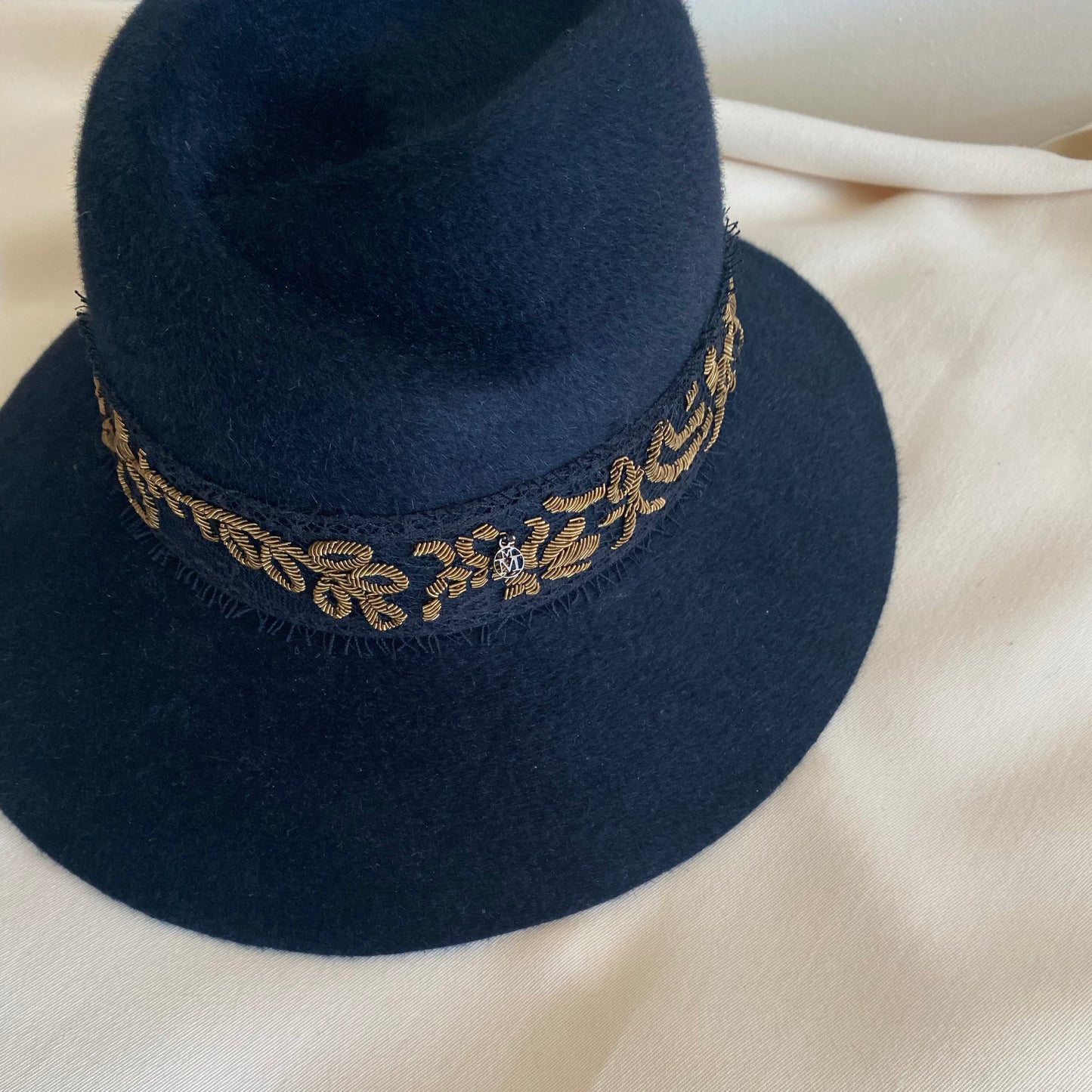 Chapeau « Virginie » en fourrure de castor bleu marine Maison Michel avec bordure brodée dorée, taille moyenne, mais taille comme un grand