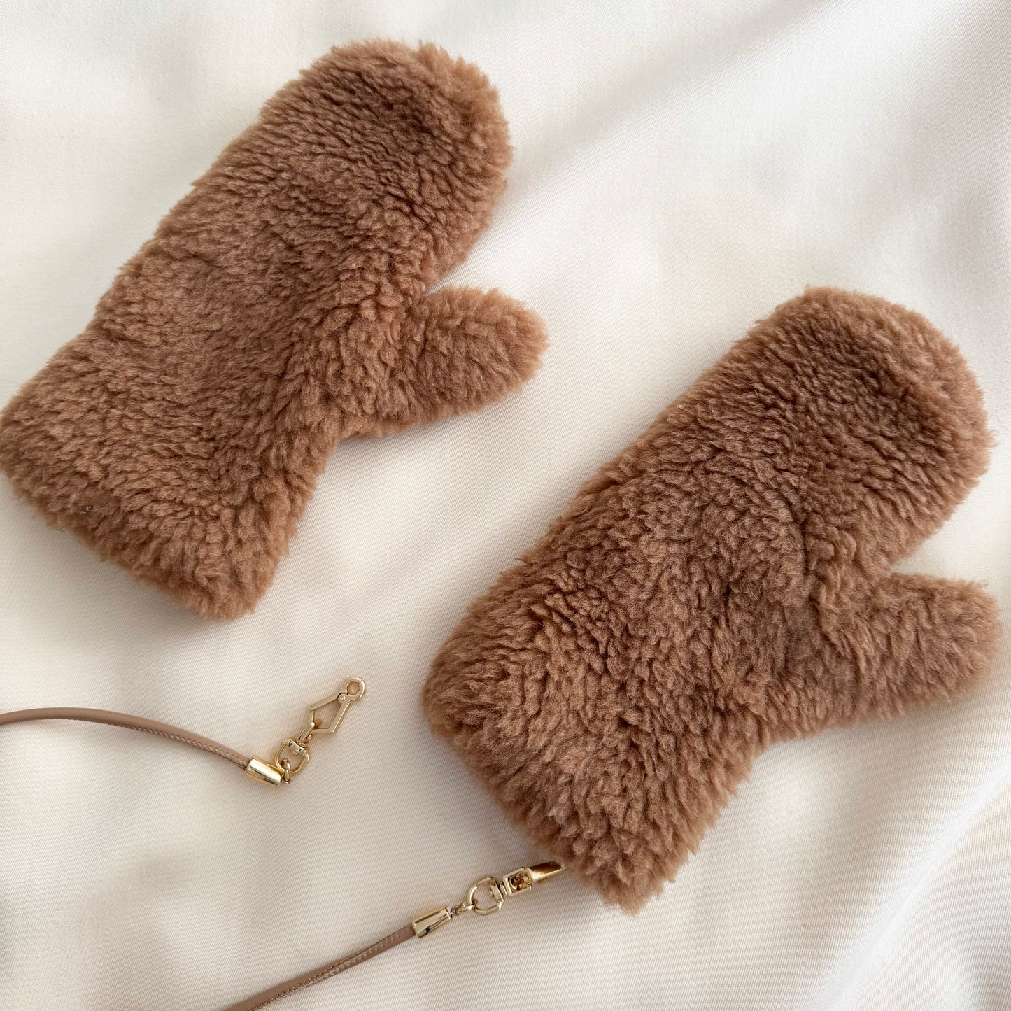 Max Mara Ombrato Teddy Mittens in Camel