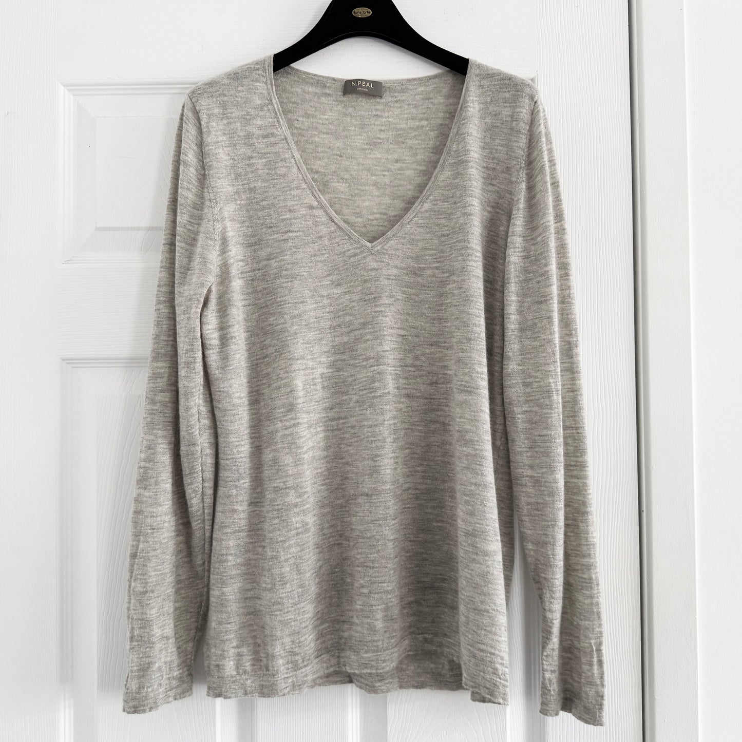 N. Peal Lightweight Cashmere V-Neck Sweater in Grey, size XL (fits Large)