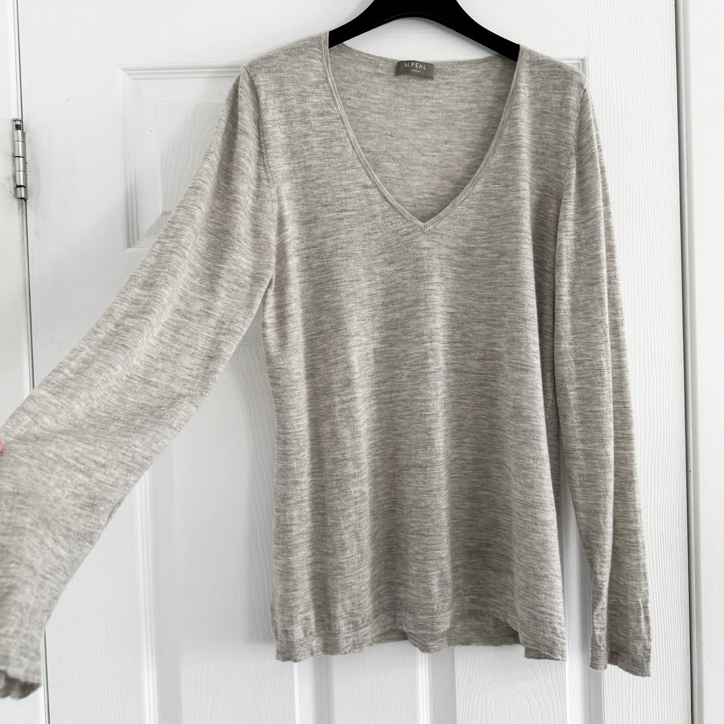 N. Peal Lightweight Cashmere V-Neck Sweater in Grey, size XL (fits Large)