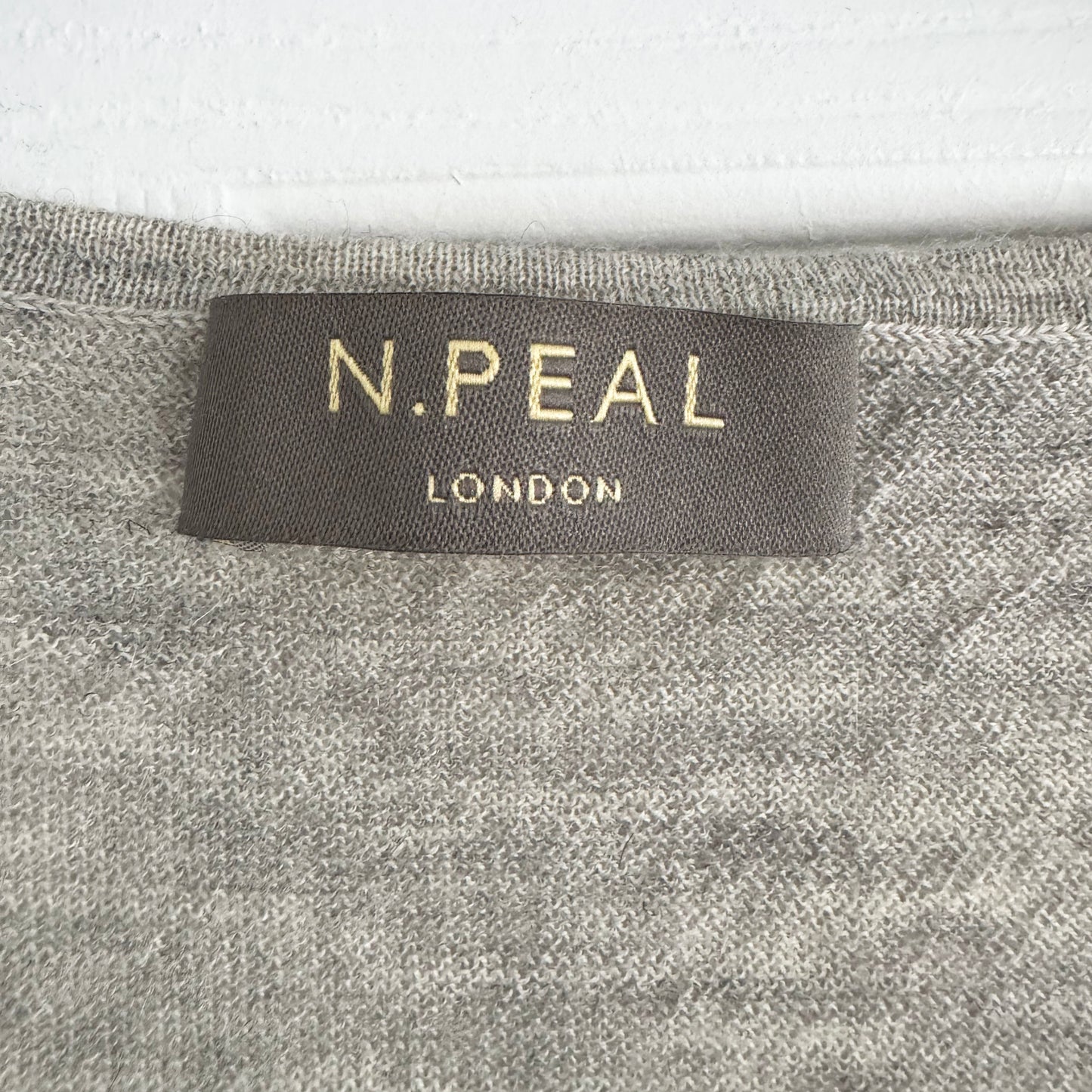 N. Peal Lightweight Cashmere V-Neck Sweater in Grey, size XL (fits Large)