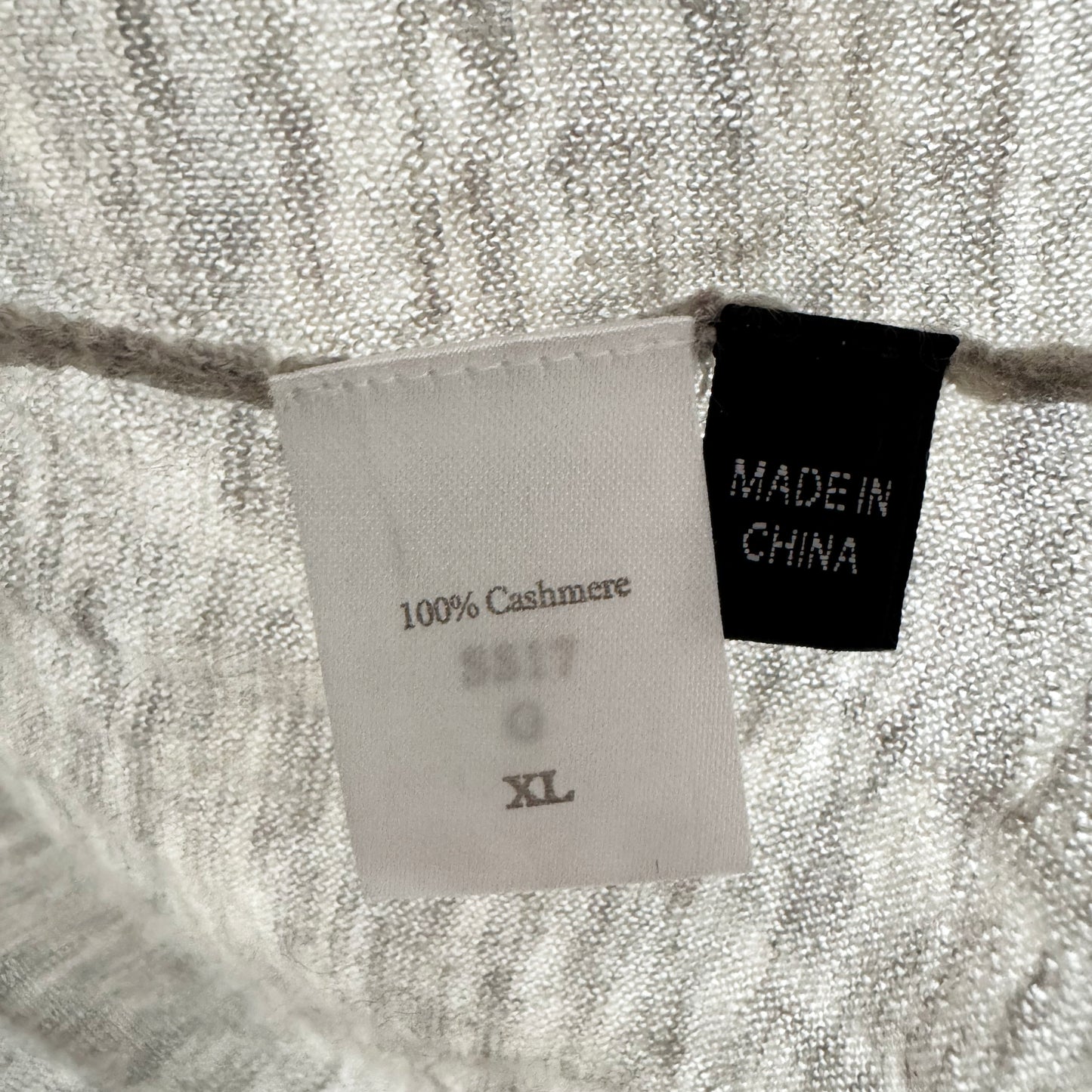 N. Peal Lightweight Cashmere V-Neck Sweater in Grey, size XL (fits Large)