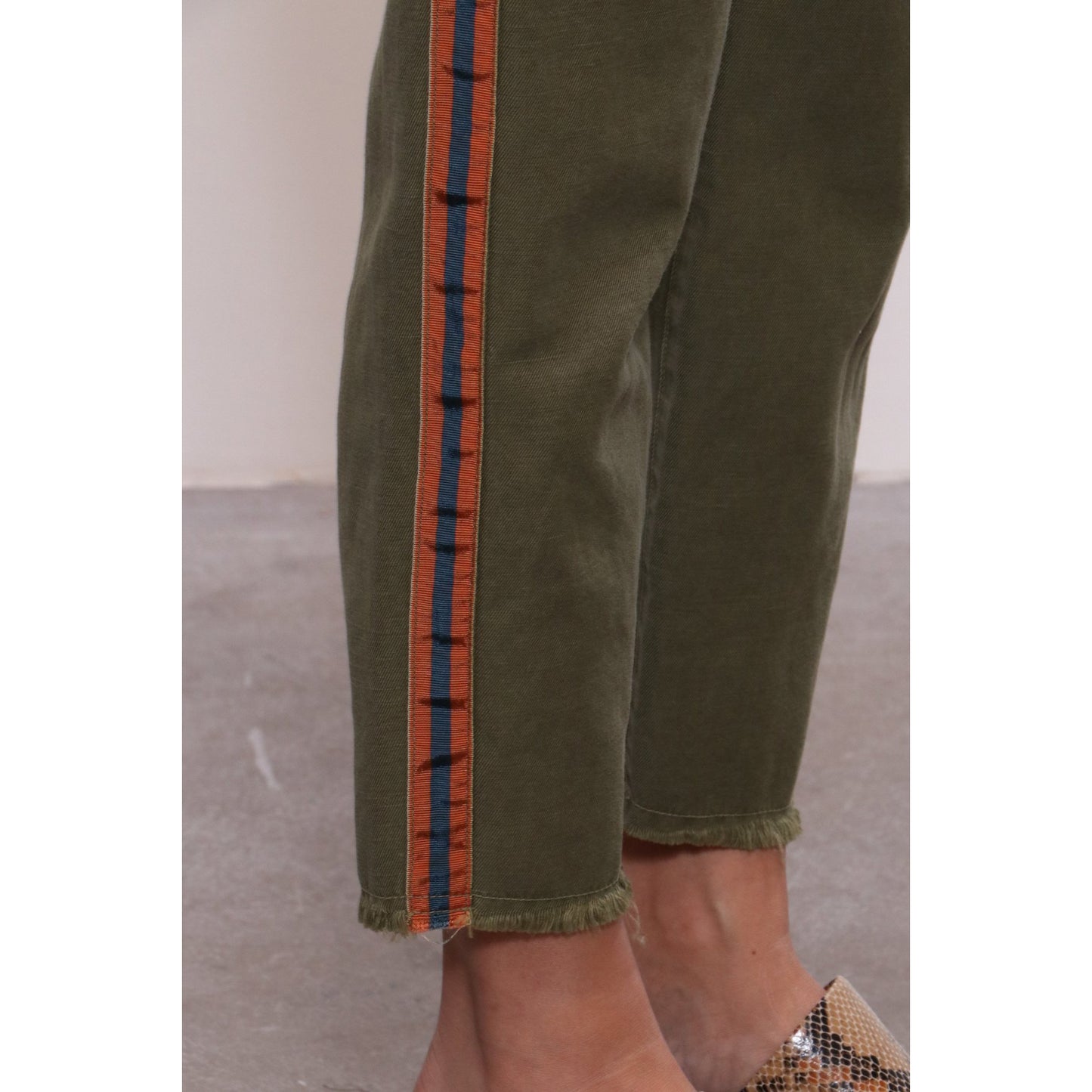 Nili Lotan "Luna" Pants in Army Green w Stripe, size 4