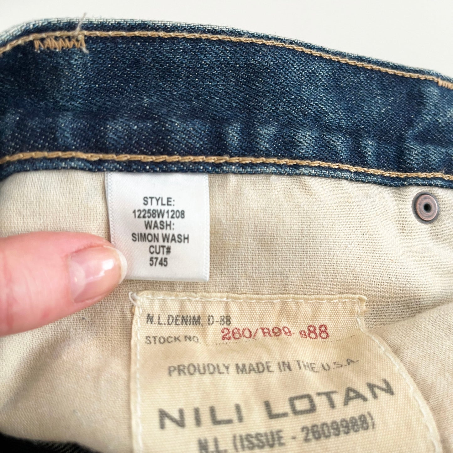 Nili Lotan "Yoann" Shorts in Simon Wash, size 25 (fits 26-27)