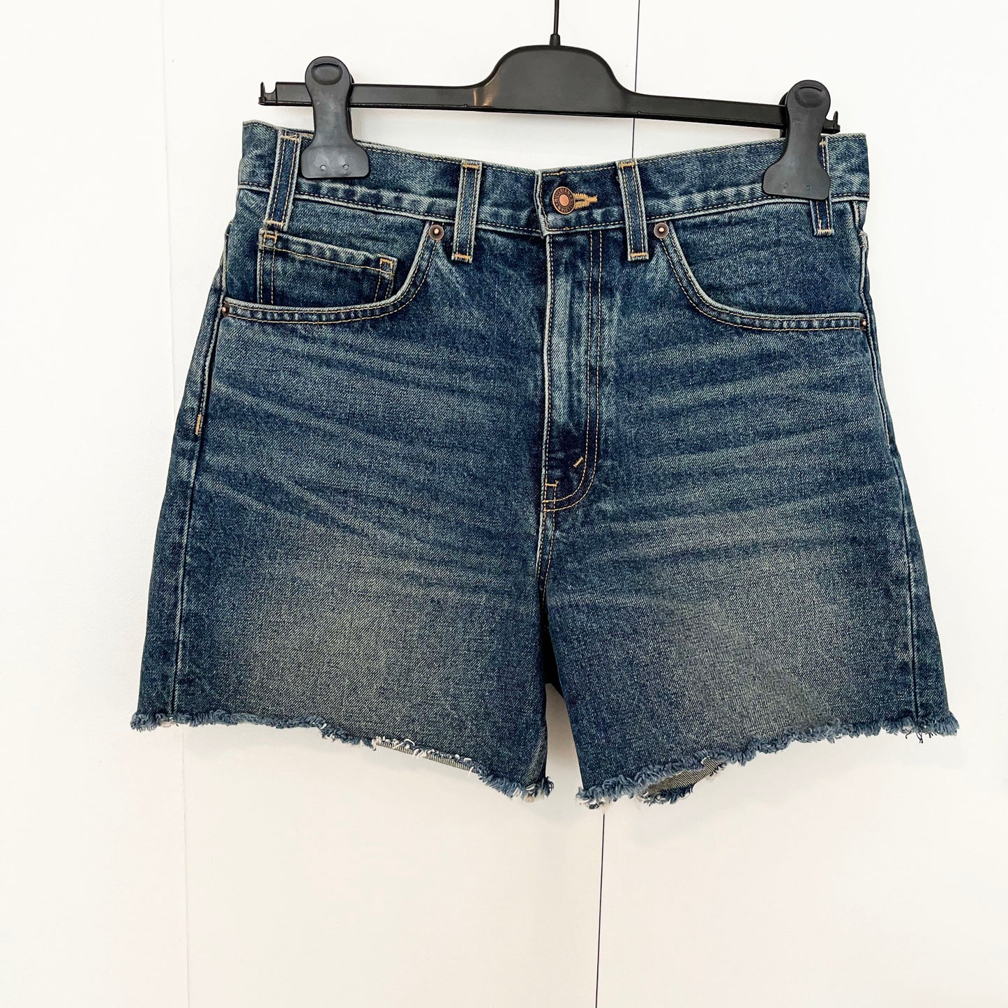 Nili Lotan "Yoann" Shorts in Simon Wash, size 25 (fits 26-27)