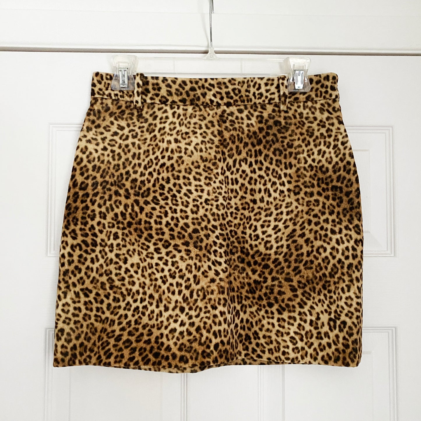 Nili Lotan "Rivoli" leopard print mini skirt, size 6. Fits like a slim size 4