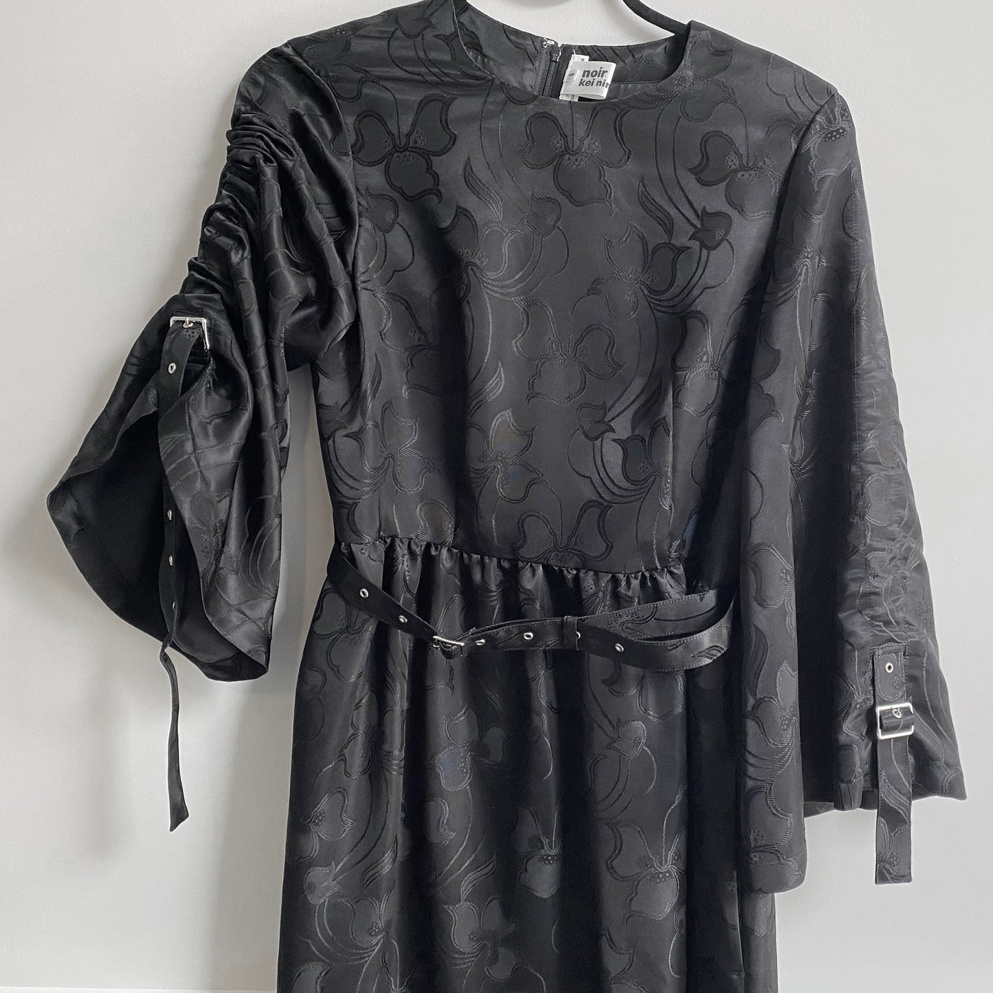 Noir Kei Ninomiya Robe imprimée satinée avec ceinture à boucle, taille petite (convient à S/M)