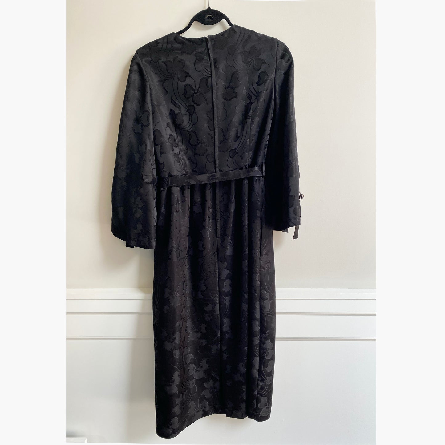 Noir Kei Ninomiya Robe imprimée satinée avec ceinture à boucle, taille petite (convient à S/M)