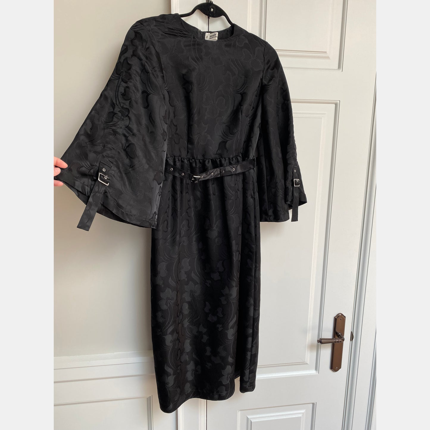 Noir Kei Ninomiya Robe imprimée satinée avec ceinture à boucle, taille petite (convient à S/M)