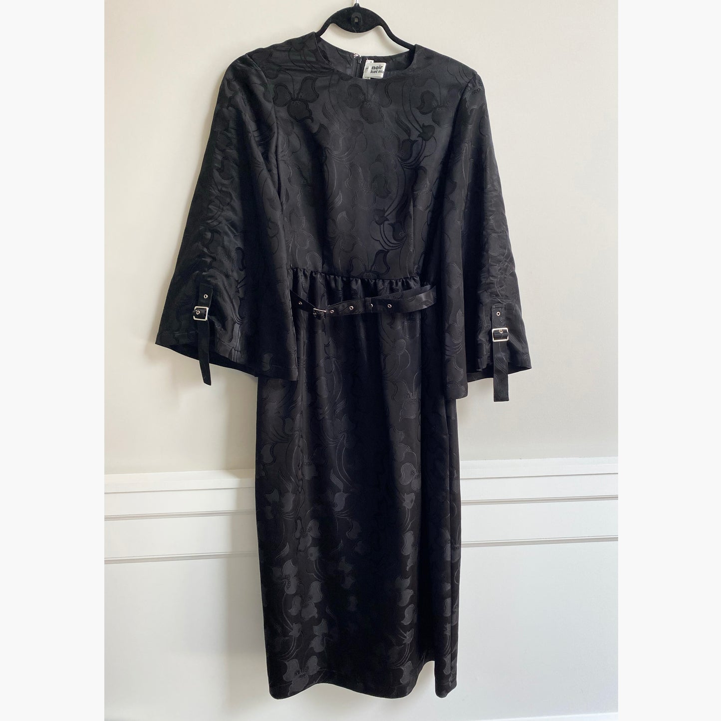 Noir Kei Ninomiya Robe imprimée satinée avec ceinture à boucle, taille petite (convient à S/M)