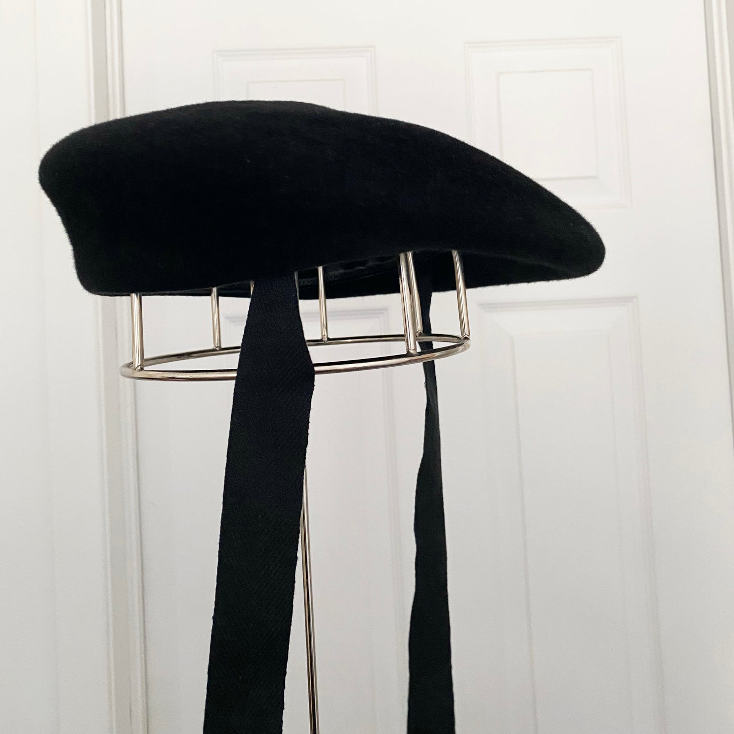 Shinonagumo "Carlotta" Black Beret w Tie, size Medium