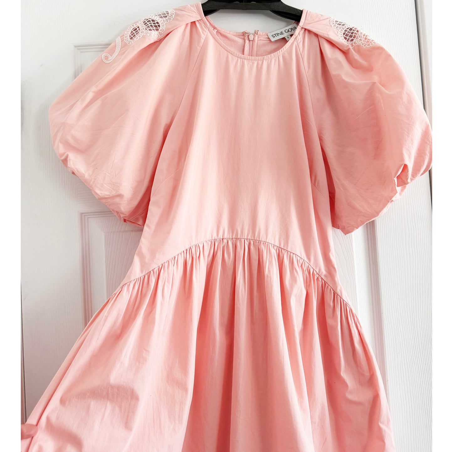 Stine Goya Gathered Raglan Sleeve Midi Dress with Ballerina Embroidery in Pink, size Small