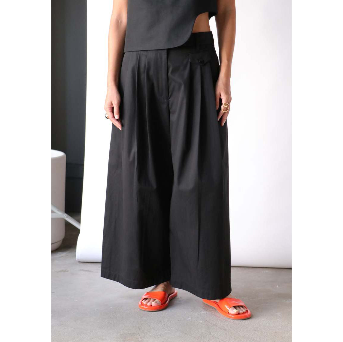 Tibi Bio Twill Triple Pleat Cropped Pant in Black, size 6