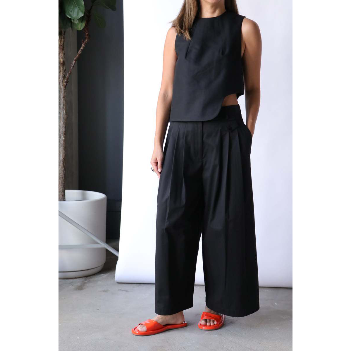 Tibi Bio Twill Triple Pleat Cropped Pant in Black, size 6