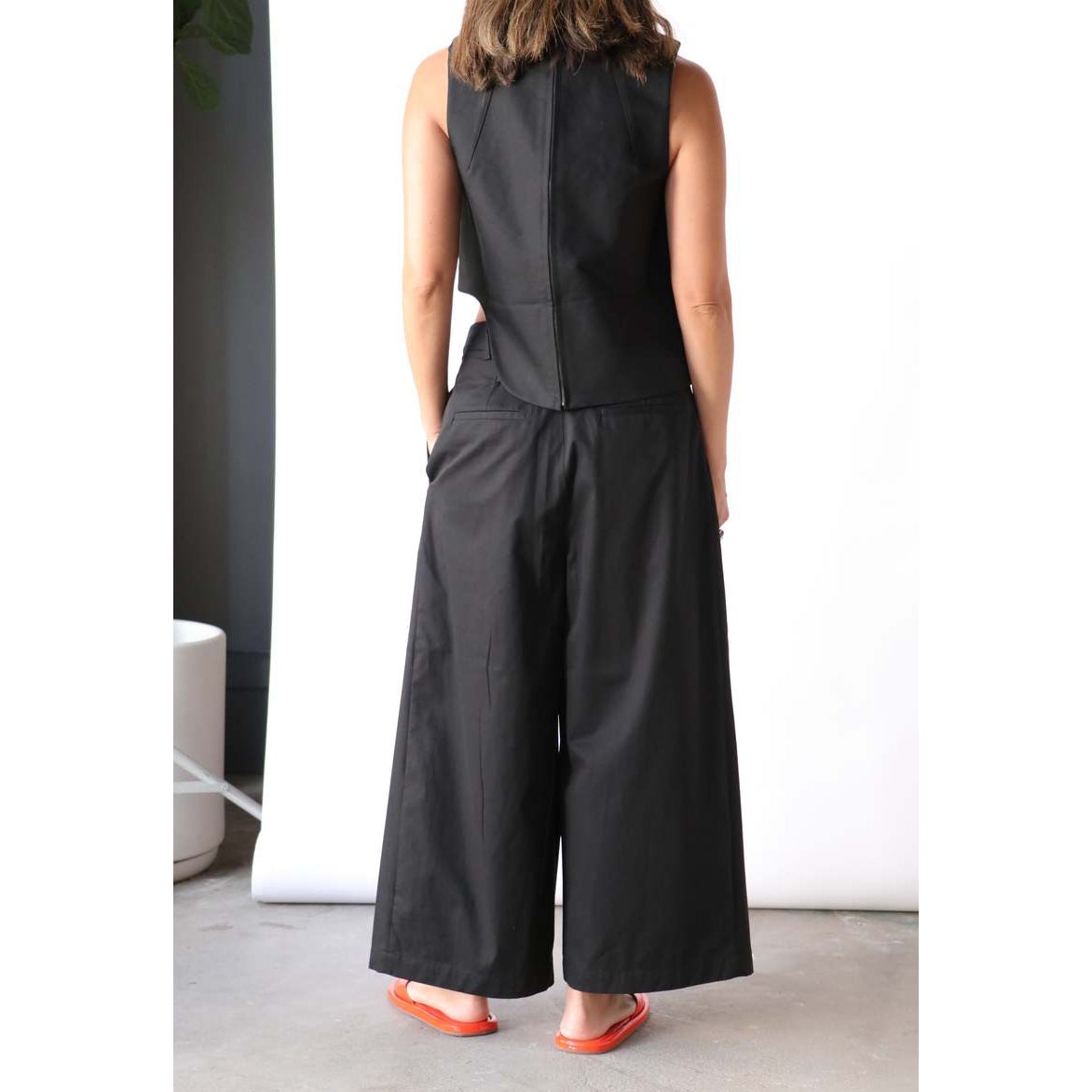 Tibi Bio Twill Triple Pleat Cropped Pant in Black, size 6