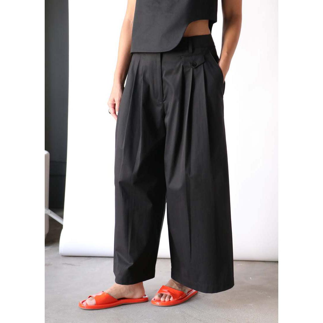 Tibi Bio Twill Triple Pleat Cropped Pant in Black, size 6