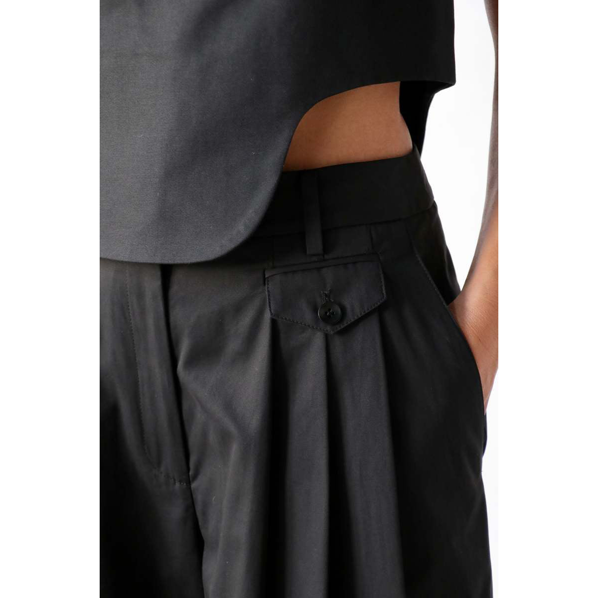 Tibi Bio Twill Triple Pleat Cropped Pant in Black, size 6