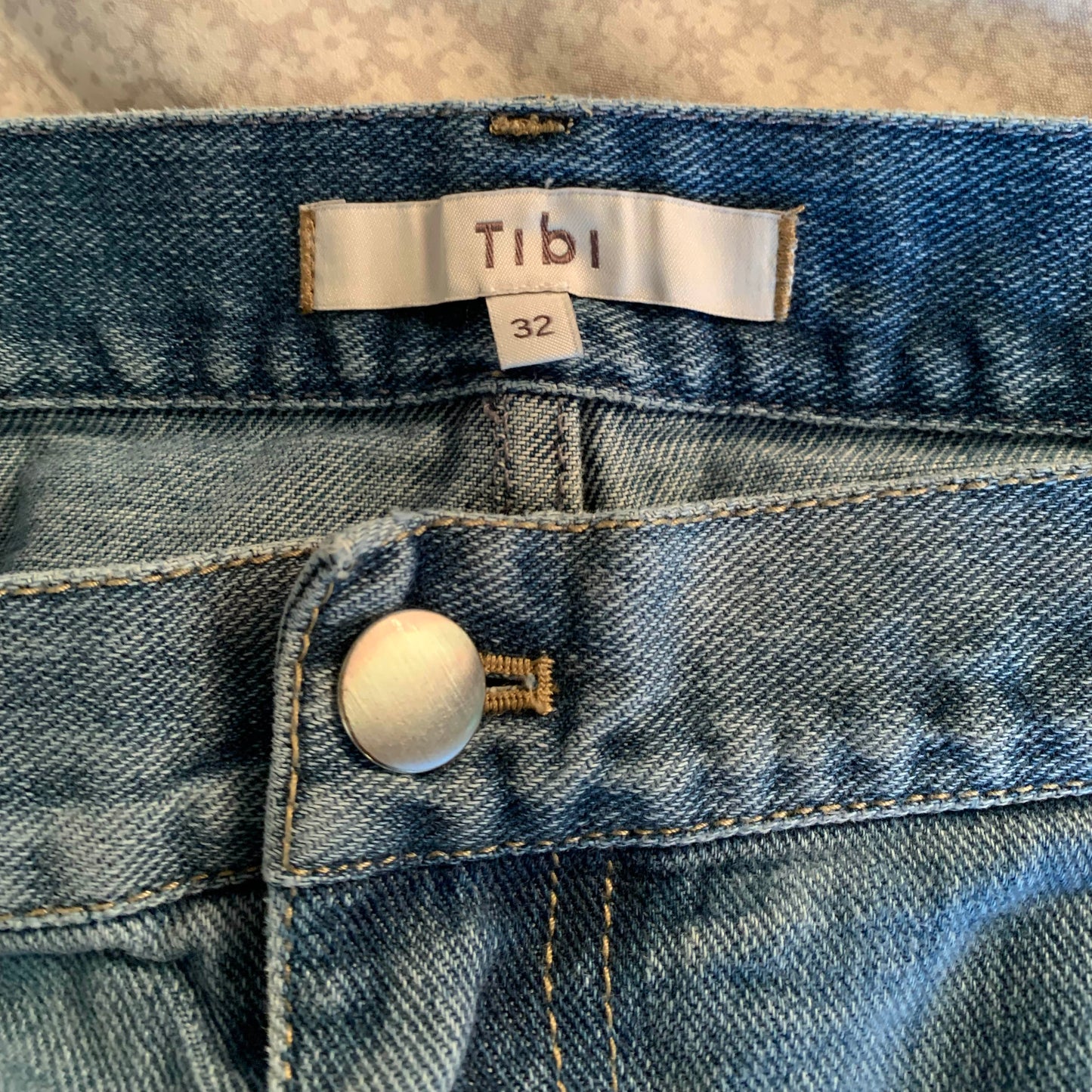 Jean charpentier Tibi "Sam" en délavage classique, taille 32 (convient au 32/33)