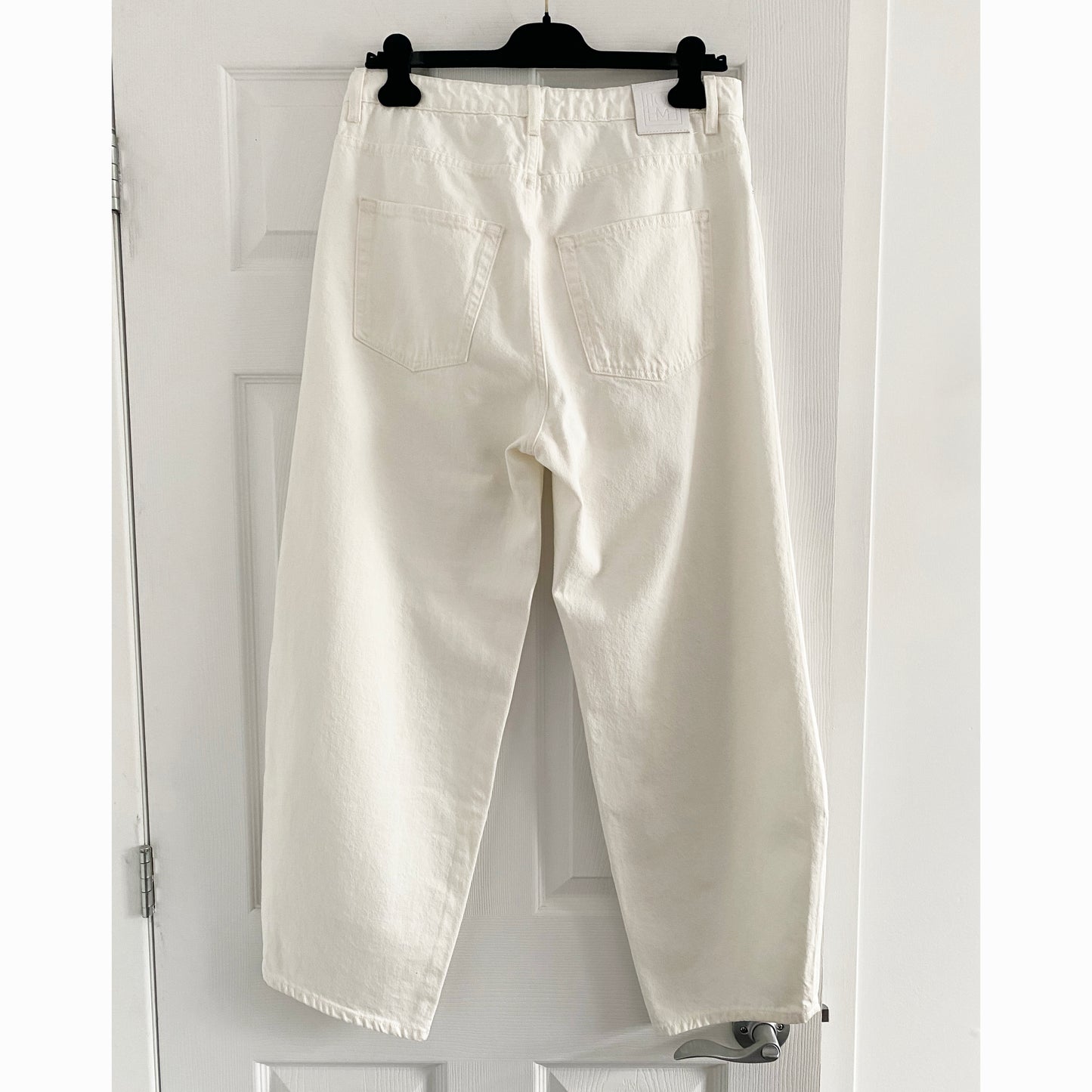 Toteme Barrel Leg Jeans in White, size 31 (fits like a slim size 30)