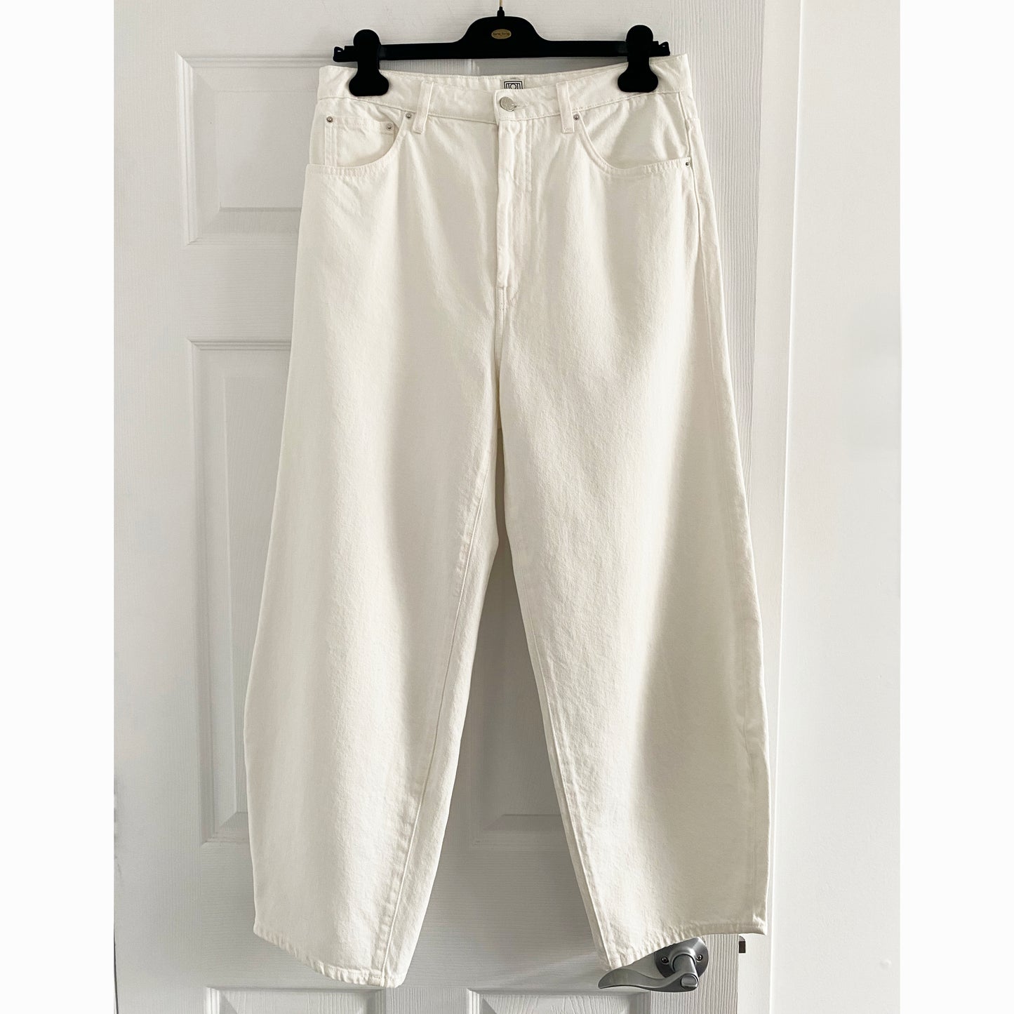 Toteme Barrel Leg Jeans in White, size 31 (fits like a slim size 30)